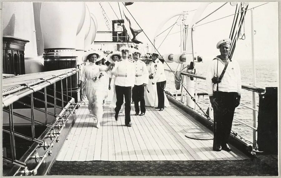 На корабле было 25 человек. Яхта Штандарт Николая 2. Царская семья на яхте Штандарт. Яхта царя Николая 2 Штандарт.