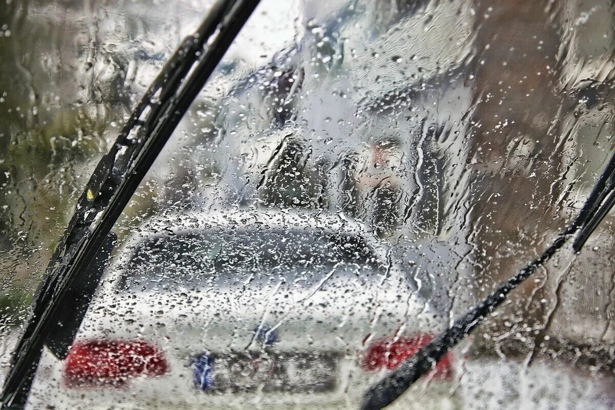 Хорошо в машине в дождь. Машина под дождем. Лобовое стекло под дождем. Машина дождь. Авто в дождь.