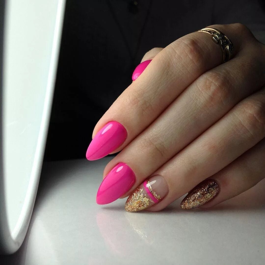 Розовые ногти. Маникюр миндаль яркий. Розовый маникюр на миндалевидных ногтях. Яркий розовый маникюр. Яркие маникюры на миндалевидные ногти