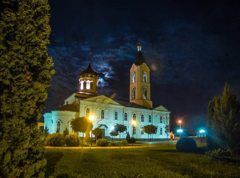 Святого белгородская область. Свято-Троицкий храм Алексеевка. Свято-Троицкий храм Алексеевка Белгородской области. Троицкая Церковь Алексеевка. Алексеевка Церковь Троицы Живоначальной.