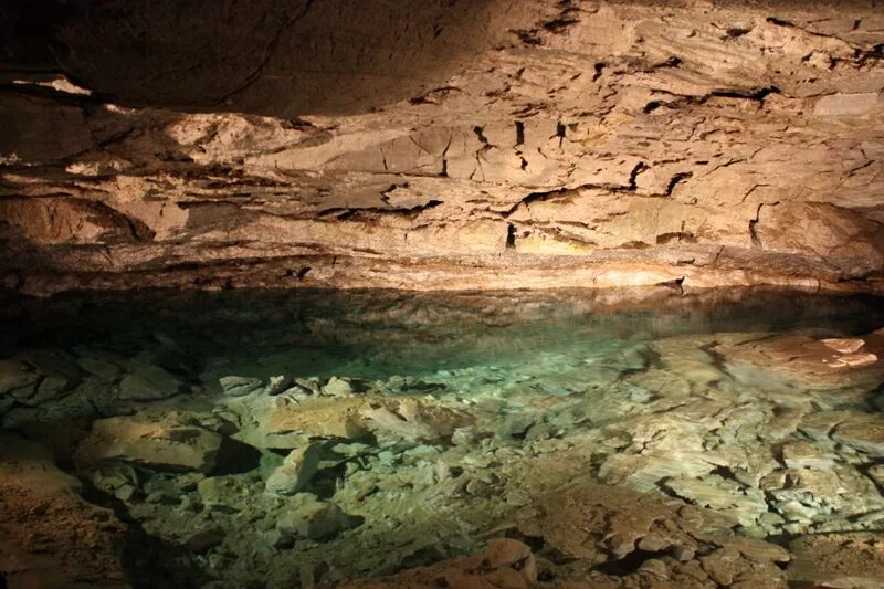 Подземные озера Кунгурской пещеры. Кунгурская пещера озера. Минеральные подземные воды. Пещера с водой. Вертикальная пещера затоплена водой можно найти уровень