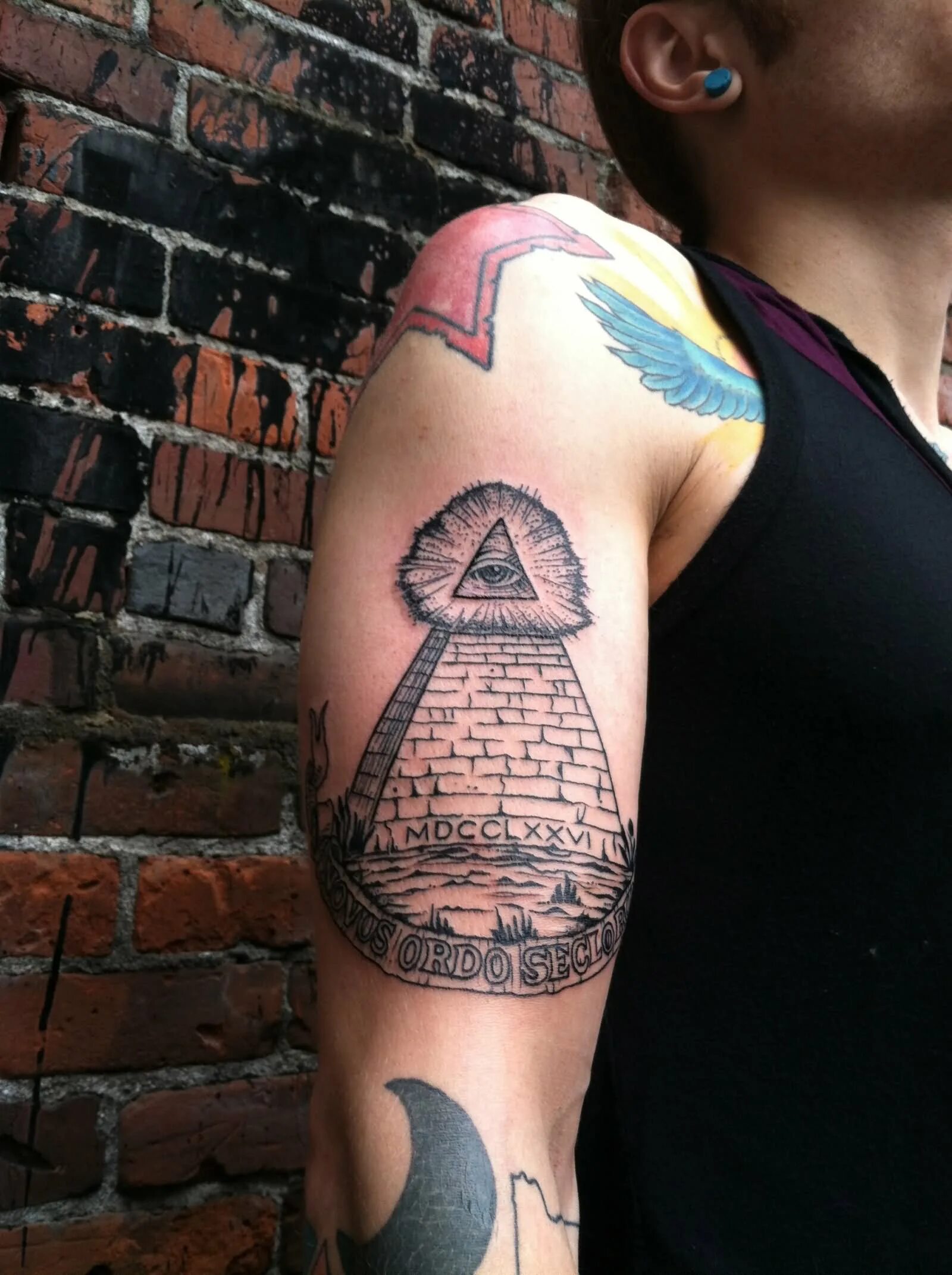 тату пирамида значение. пирамиды гизы тату. тату пирамида значение. пирамида иллюминатов тату. пирамида иллюминатов тату.