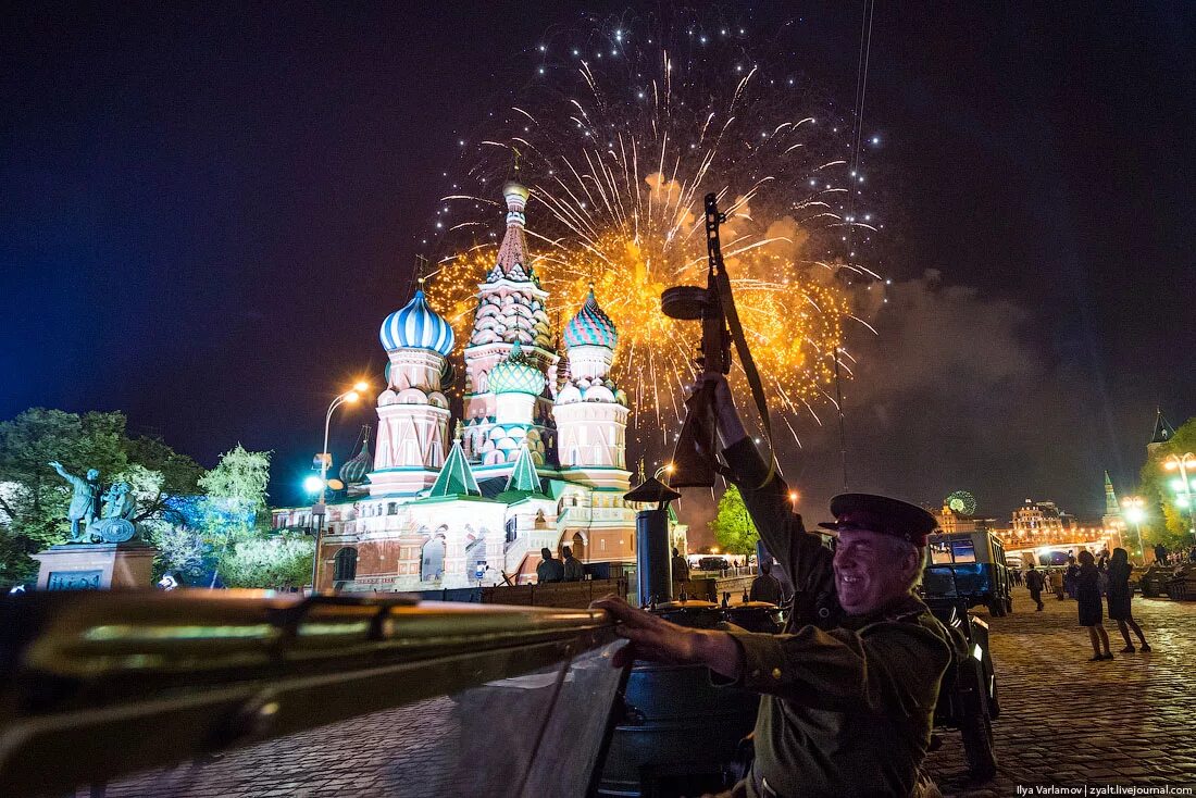 Салют на красной площади 9 мая. Салют Победы в Москве. Салют на Поклонной горе. День Победы салют. Праздничный салют победы