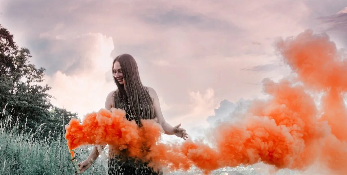 миролюбова дым. дымовая шашка. фотосет с цветным дымом. цветной дым. фотосессия с белым дымом.