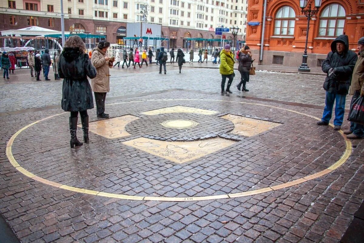 Нулевой километр на Манежной площади. Нулевой Меридиан в Москве. Нулевой Меридиан на красной площади. Нулевой км в Москве. Нулевой километр российской федерации