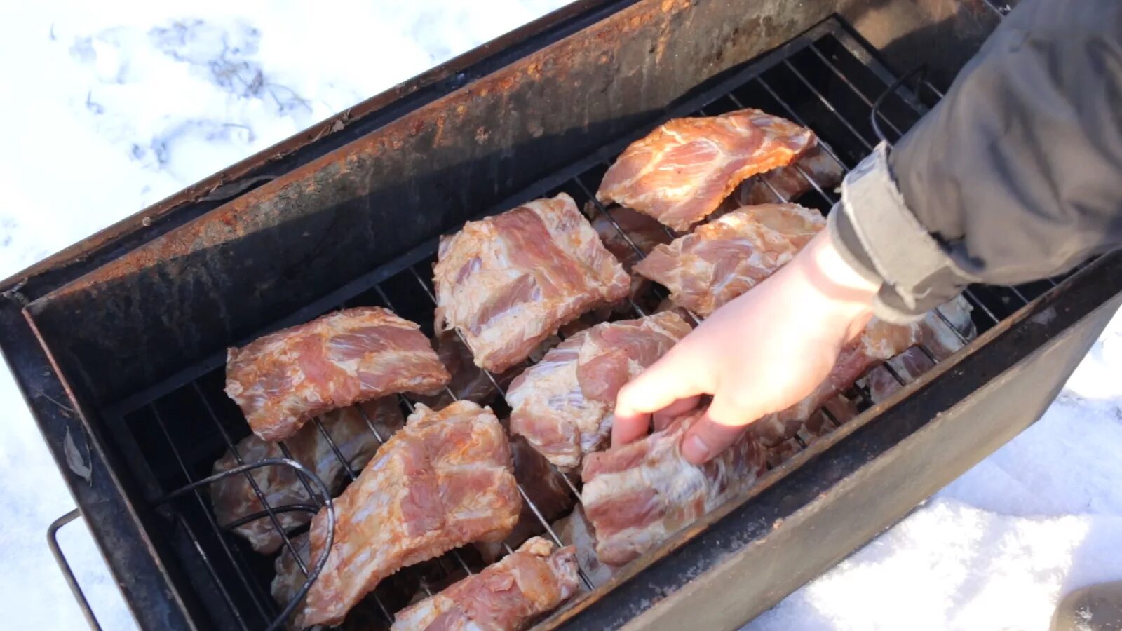 Мясо горячего копчения. Мясо горячего копчения в коптильне. Коптильня для мяса. Свиные ребра в коптилке.