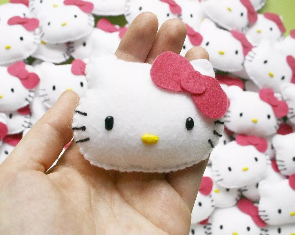 Как можно сделать hello kitty. Hello kitty из фетра. игрушки из фетра китти. игрушки из фетра хеллоу китти игрушка. поделка китти.