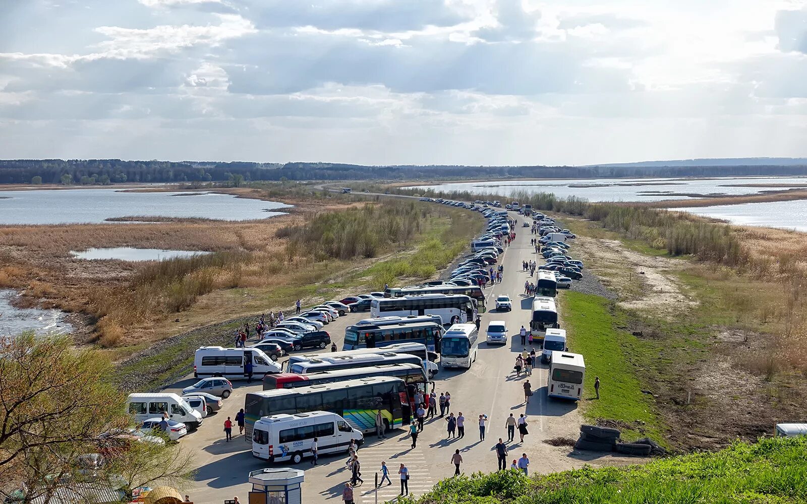 Экскурсия в свияжск из казани на автобусе. Метеор Казань Свияжск. Остров град Свияжск Казань Метеор. Свияжск Казань дамба. Казань-Свияжск теплоход.