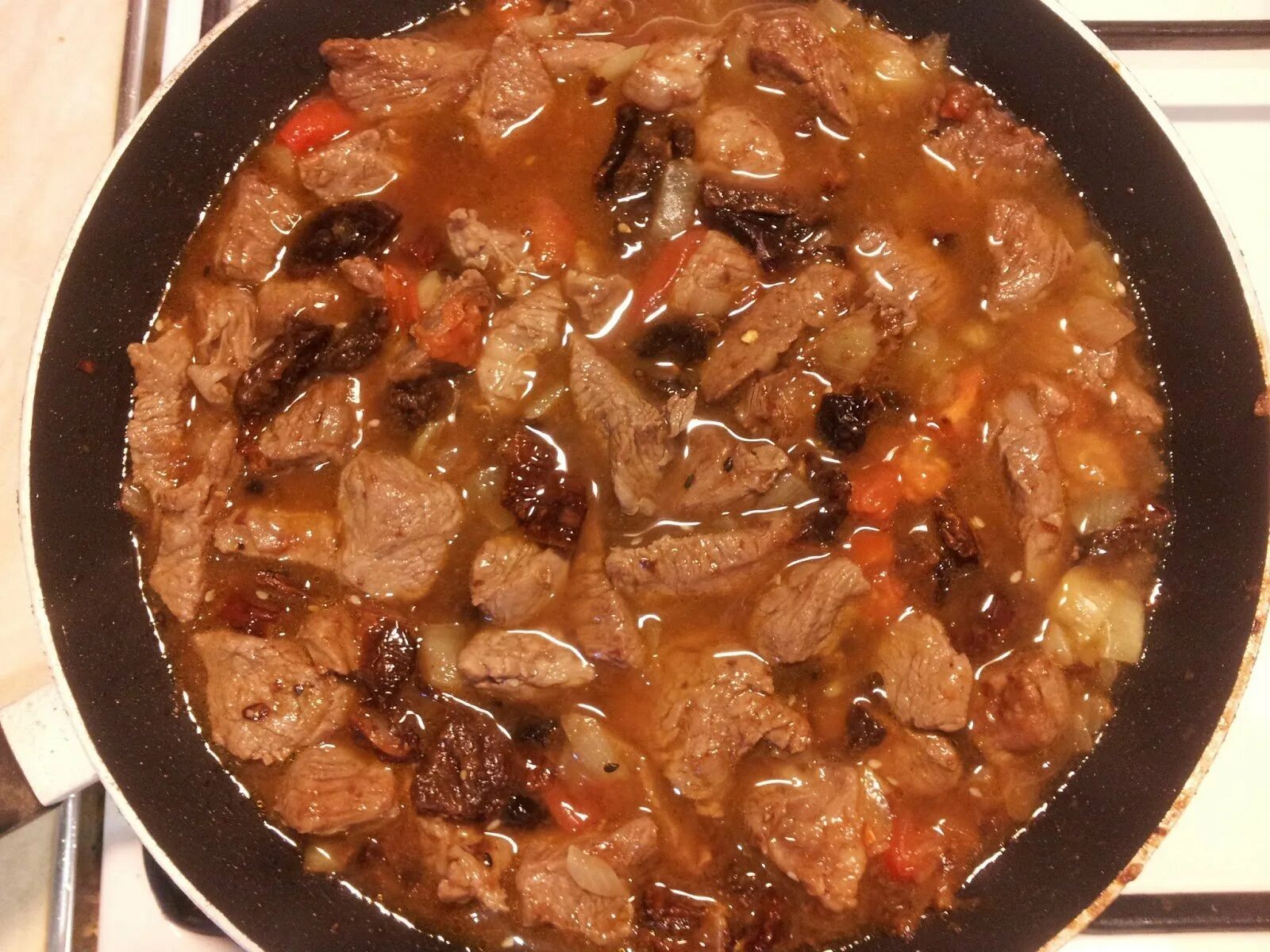 Тушеная рецепт с фото. Мясо с черносливом тушеное. Говядина тушеная на сковороде. Мясо с черносливом тушеное на сковороде. Говядина с черносливом тушеная на сковороде.