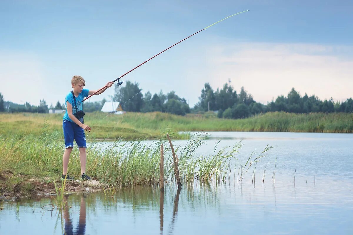Ловят подростков. Первая рыбалка. Рыбалка фото. Мальчик рыбачит. Лето дети рыбачат.