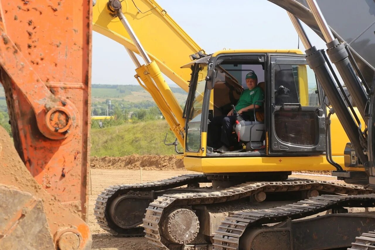 Машинист экскаватора (6 разряда, Komatsu РС 1250) Nordgold. Профессия машинист экскаватора. Машинист гусеничного экскаватора. Водитель экскаватора. Работа маш экскаватора