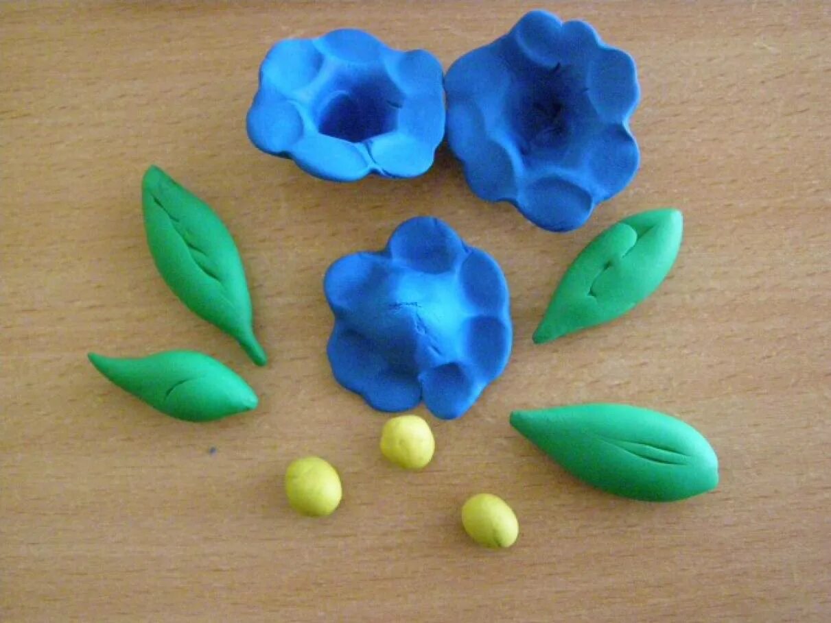 Лепка цветы. Цветоуюк из пластилина. Лепка цветов из пластилина. Стветы ис плостилина. Розочка из пластилина.