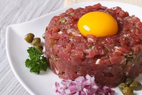 Сырой фарш с яйцом называется