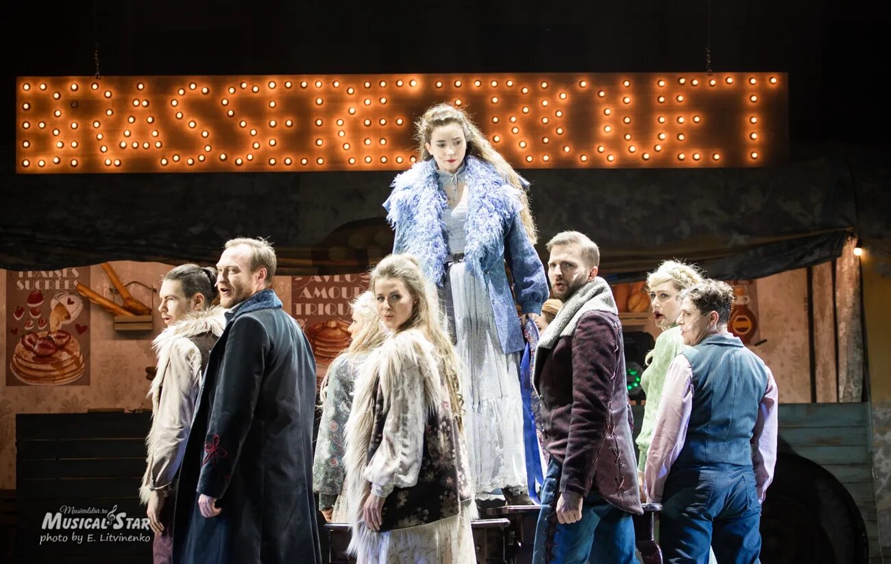 декабрь 2015 года пушкинский кинотеатр мюзикл поющие. школа зажигает звезды конкурс талантов. зрители мюзикла. зрители мюзикла. кристнер.