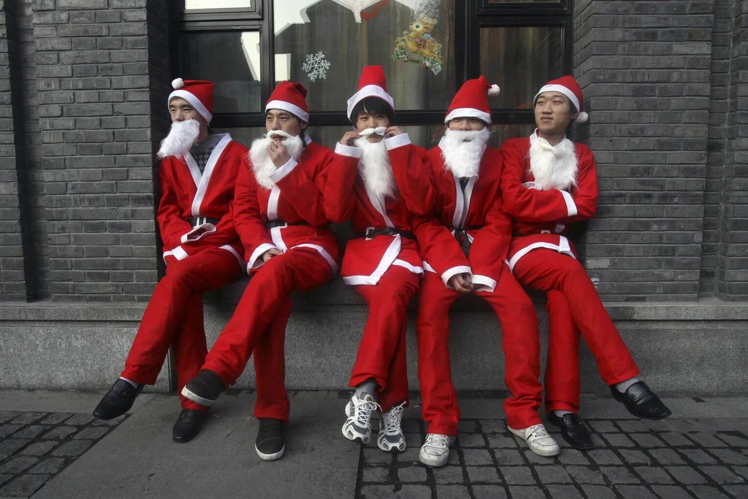 парень в шапке деда мороза. снегурочка с подарками. девушка в новогоднем костюме. человек в новогодней одежде. костюм.