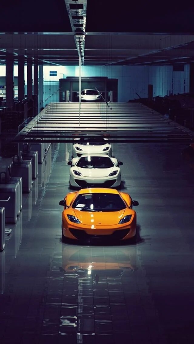 Фото машин вертикально. MCLAREN mp4-12c. Машины вертикальные. Машины на экран телефона. Яркие машины.