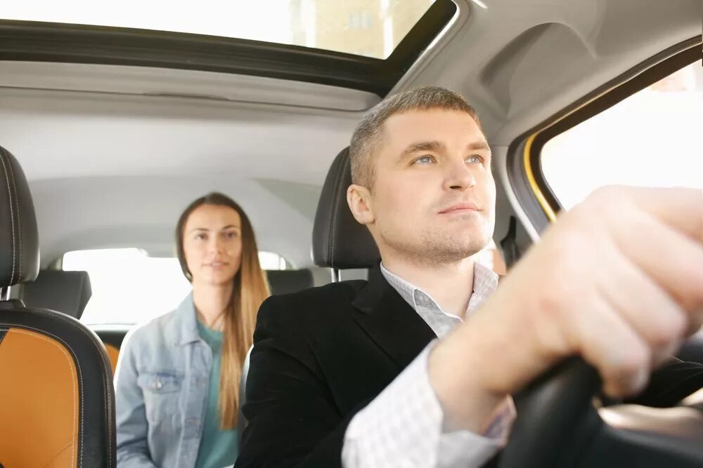 He took a taxi. Водитель такси. Пассажир автомобиля. Пассажир такси. Водитель и пассажир.