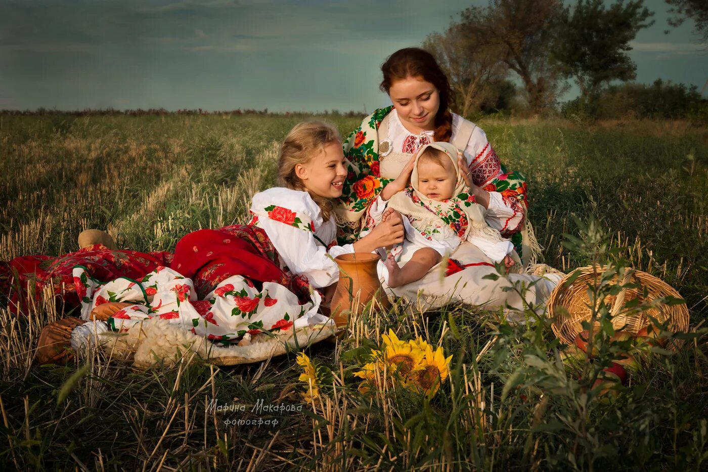 Дети славяне. Славяне семья. Белорусская семья. Славянская мать с ребенком. Как будет по русски мама