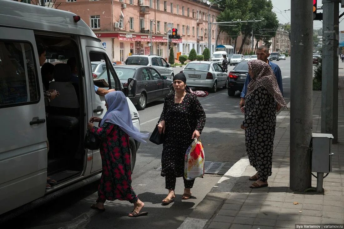 Душанбе Варламов. Таджички на улицах. Душанбе люди на улице. Таджики на улице.