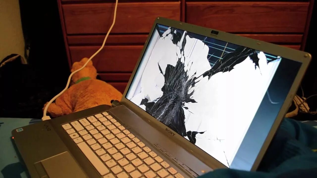 Разбил ноутбук. Разбитый ноутбук. Сломанный компьютер. Сломанный ноутбук. Сломанный монитор.