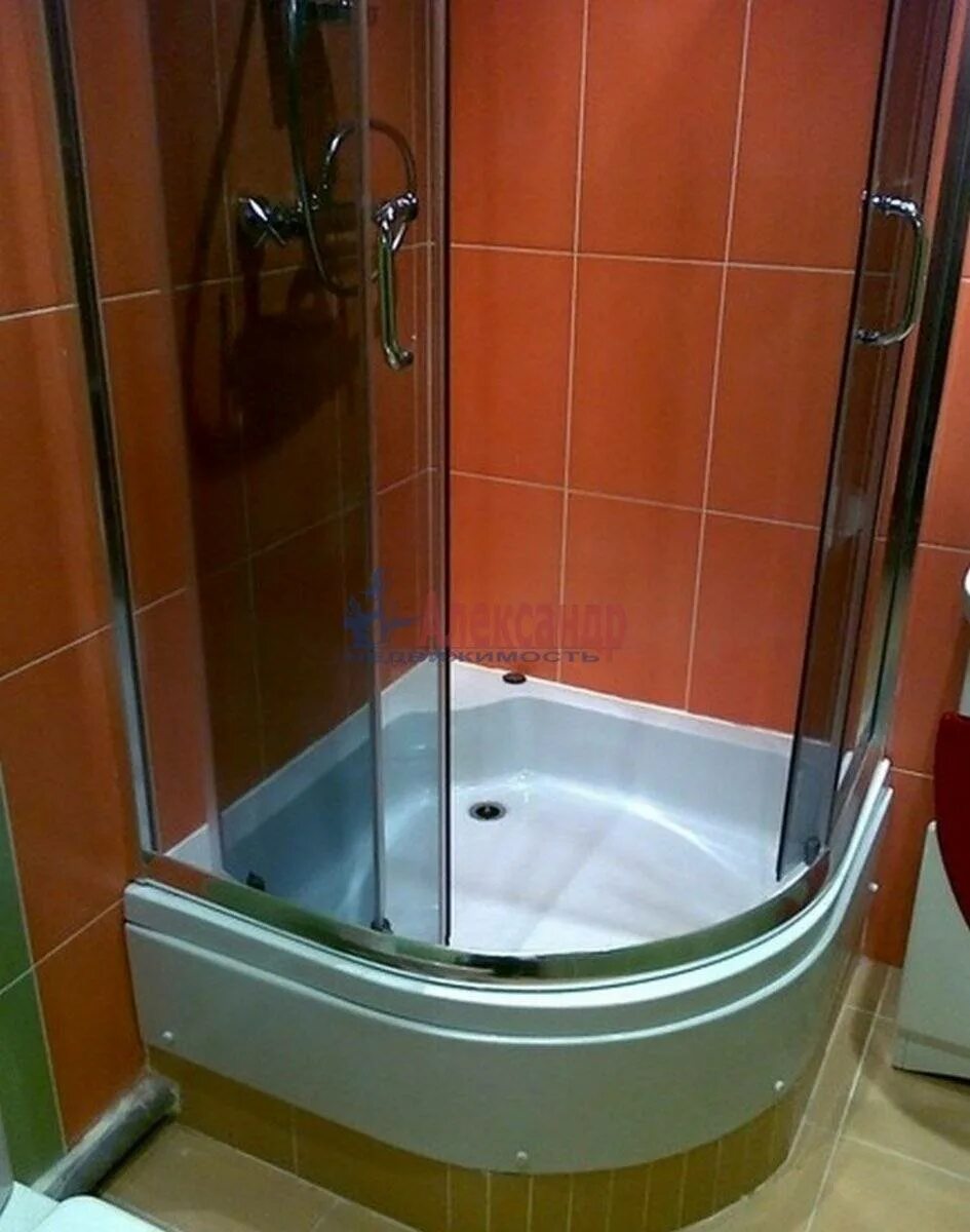 Ремонт душевых кабинок. Ванна-душевая кабина. Душевая кабина с ванной. Душевая кабина в ванной в хрущевке. Ванная комната с душевым поддоном.