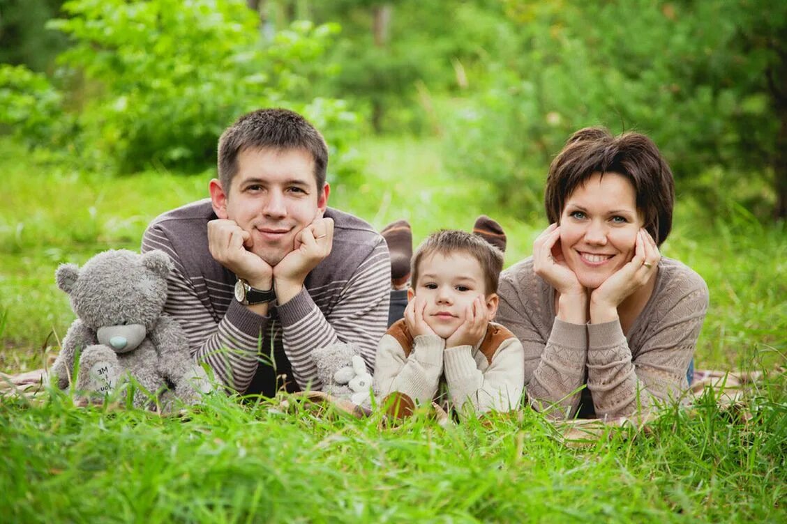 Картинка семья. Семья. Ребенок в семье. Семейная фотосессия. Счастливая семья на природе.