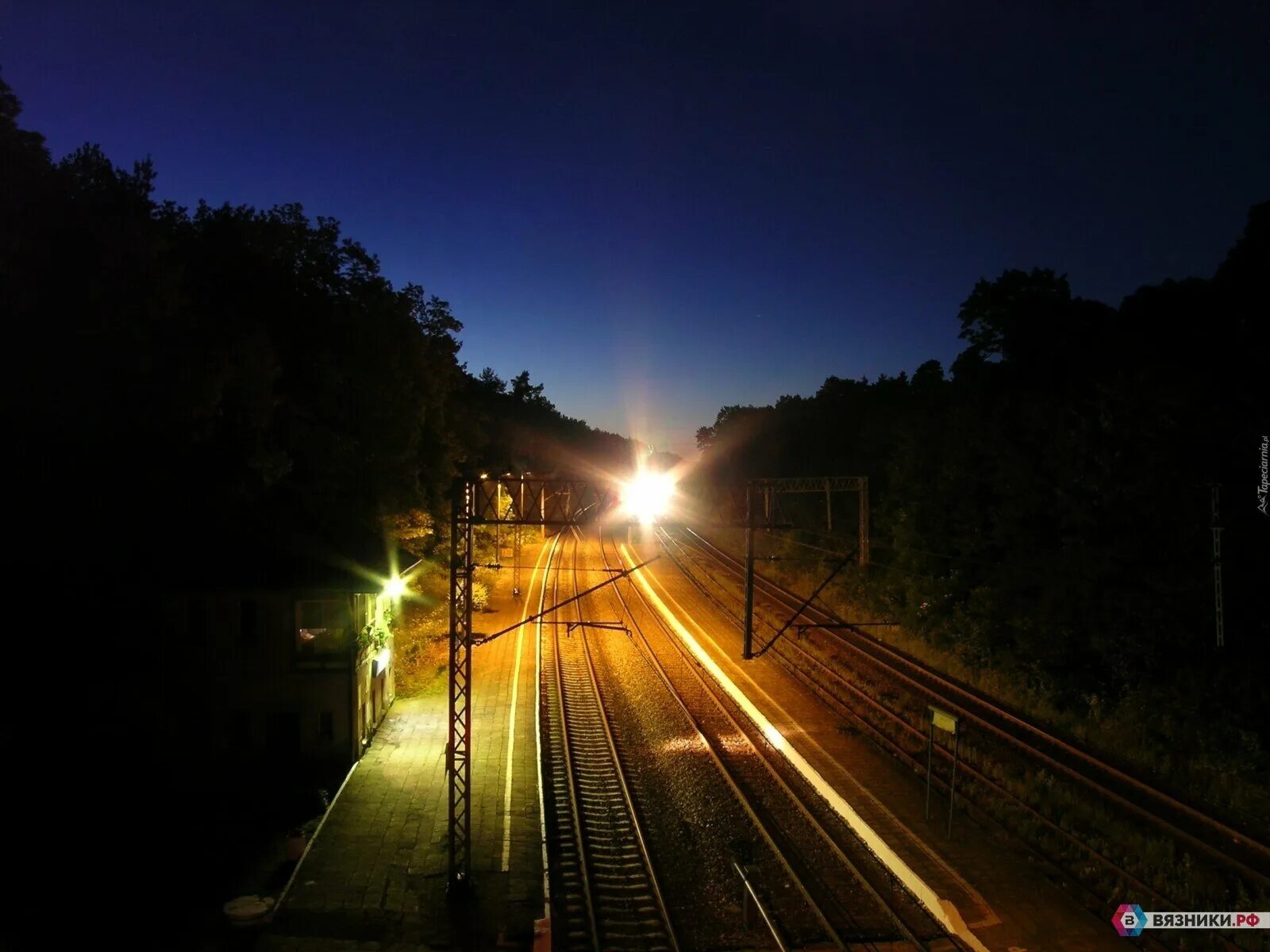 Поезд ночью. Железная дорога ночью. Фары поезда. Ночной вокзал. Поезд едет вечером