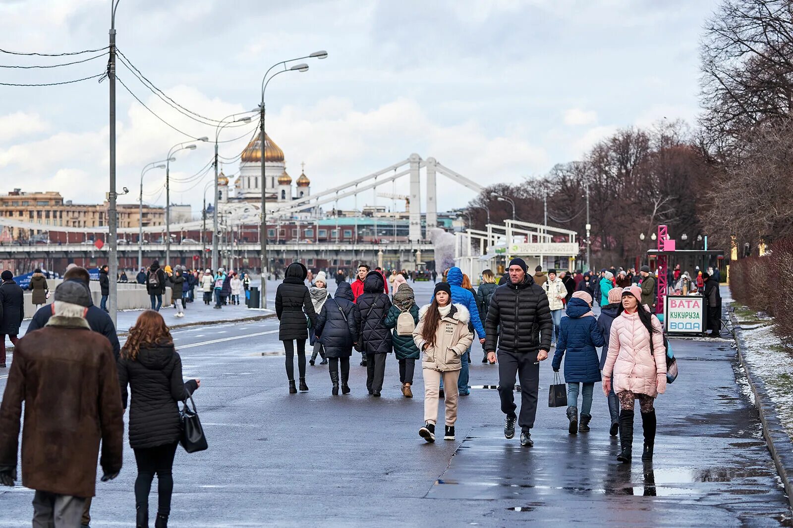 Погода в москве в метрогородке. Москвич зимой. Люди москвичи в зиме на улице. Жители Москвы зимой. Люди в Москве зимой.