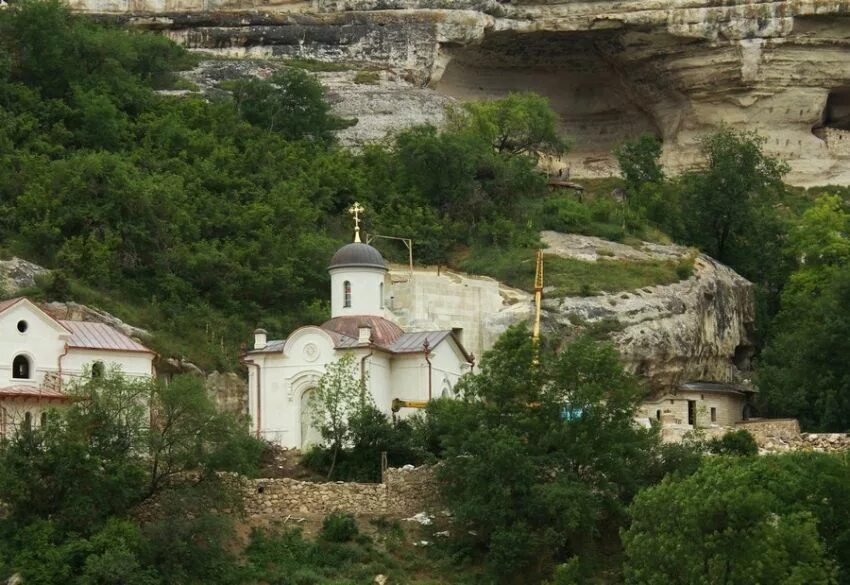 Монастырь Георгия Бахчисарай. Бахчисарайский район и Бахчисарай. Бахчисарай храм Георгия Победоносца. Крым Бахчисарайский район Церковь.