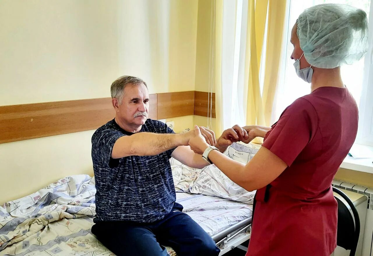 Больные после инсульта. Реабилитация после инсульта. врач и пациент. речевая реабилитация после инсульта. больница реабилитация инсульт.