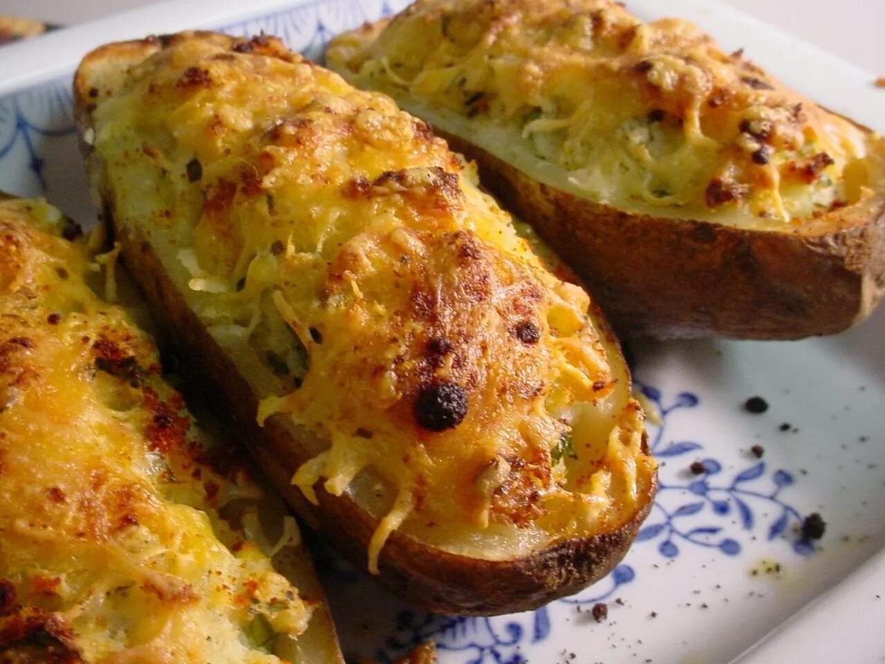 Картофель фаршированный фаршем. Половинки картофеля запеченные в духовке. Фаршированная картошка с фаршем в духовке. Картофель запеченный в фарше рецепт. Фаршированный картофель, запечённый в духовке.