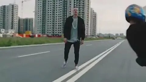 А мне плевать песня