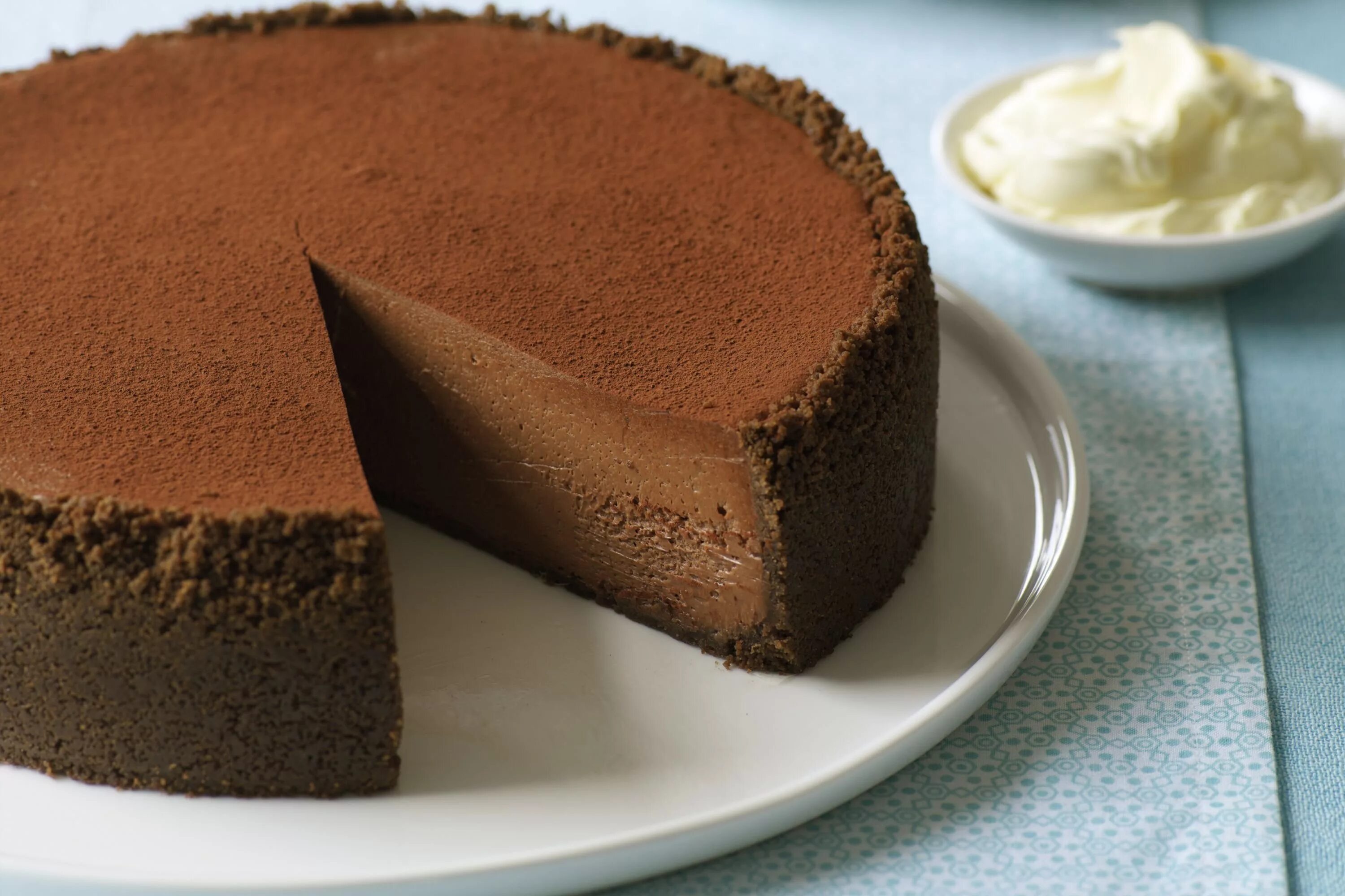 Рецепт простого чизкейка с печеньем. Шоколадный чизкейк ПП. Чизкейк шоколадный Чизберри. Чизкейк Нью-Йорк шоколадный. Шоколадно-сливочный торт без выпечки.
