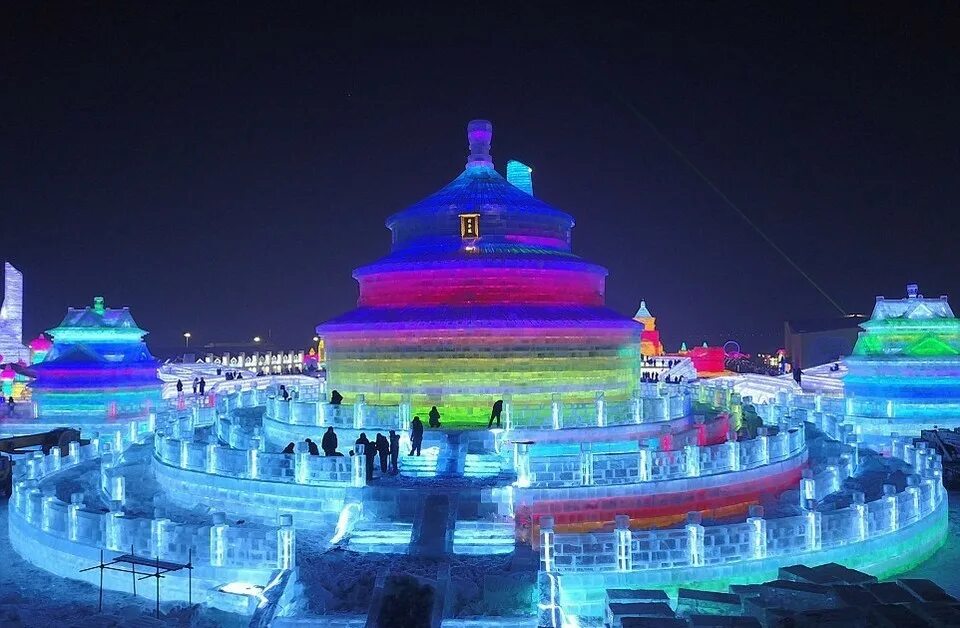 Ледяной город в китае харбин. Ледовый город в китае харбин. Ледяной городок харбин 2020. Харбин китай ледяной город 2020. Дом изо льда в пекине дракон фиолетовый.