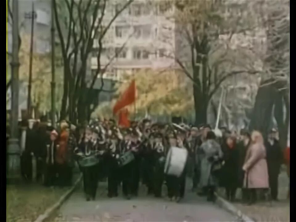 По главной улице с оркестром (1986). По главной улице с оркестром мы сегодня пройдём.