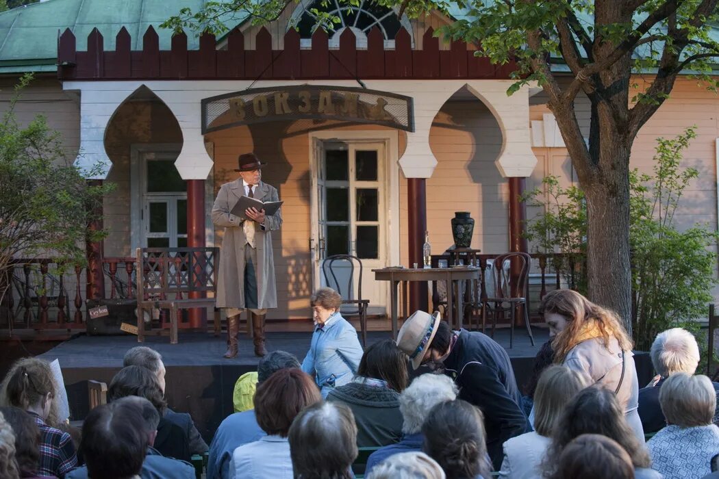 Мелихово театр. Музей Чехова в Мелихово Театральная студия. Мелиховский театр Чеховская студия сцена. Мелихово театр фото. Перечитывая Чехова малый театр.