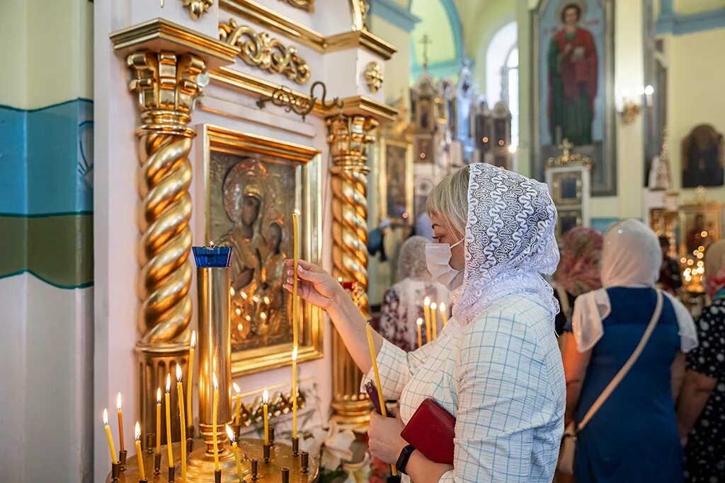 Приход казанской. Казанская икона Божией матери храм в Казани. Казанская икона Божьей матери вхоаме в Казани. Казанская икона Божией матери в храме.