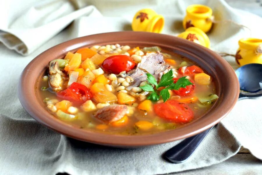 Классический фасолевый суп с мясом. Суп крестьянский. суп крестьянский с крупой. фасолевый суп. крестьянский постный фасолевый суп.