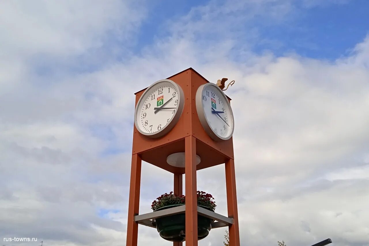 Погода в тосно по часам. Часы в парке Москва. Тосно артобьекты рядом с Норманом.