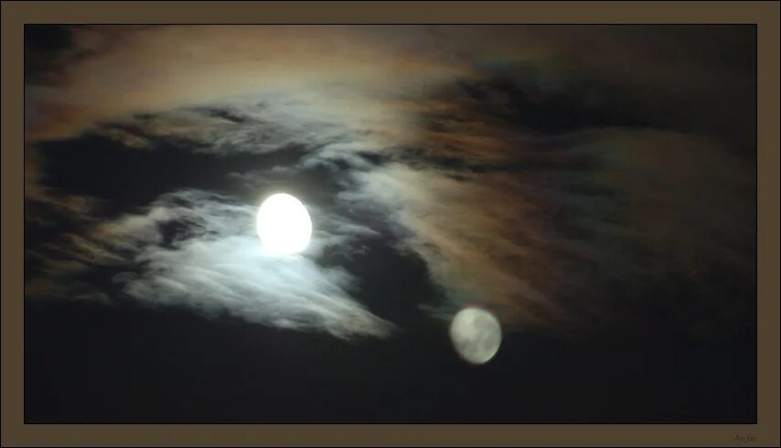 Луна упала. Луна, упавшая с неба. Падение Луны фото. С Луны свалилась фото.