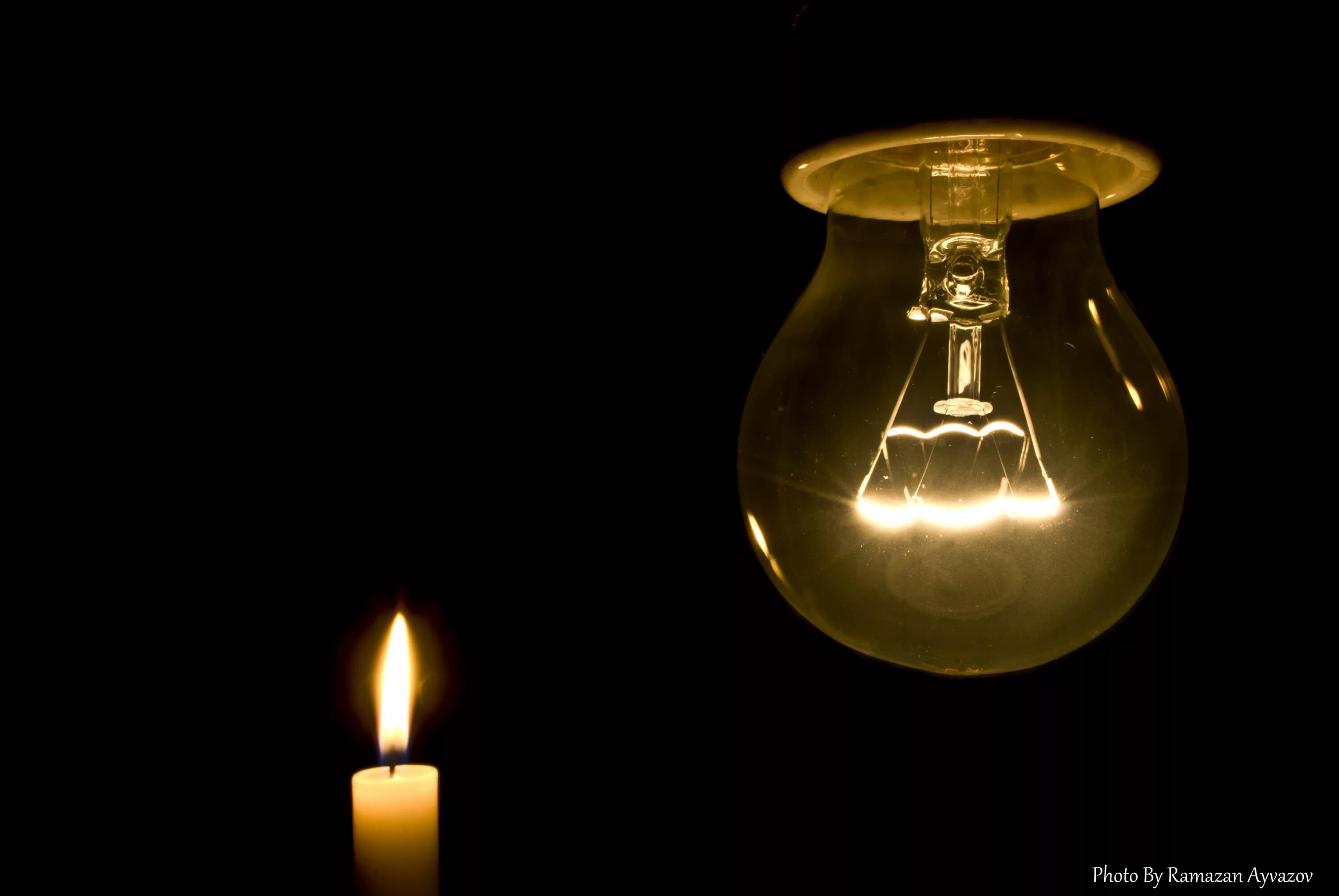 старая керосиновая лампа в темноте. горящая керосиновая лампа. лучина 19 век керосиновая лампа. керосиновая лампа на столе. самые лучшие картинки от свечи до лампочки.