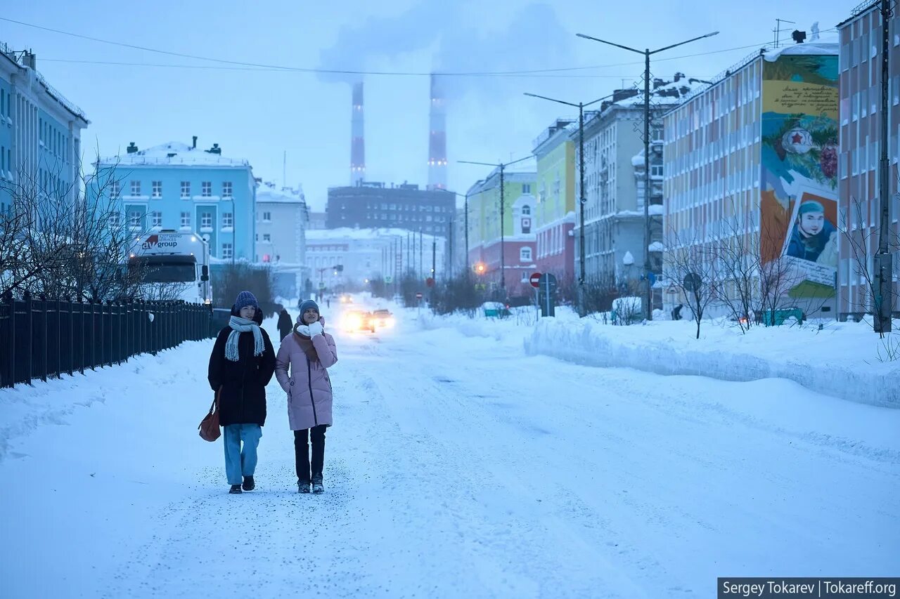 Сколько людей в норильске. Норильск население. Норильск сугробы. Норильск люди. Норильск лето.