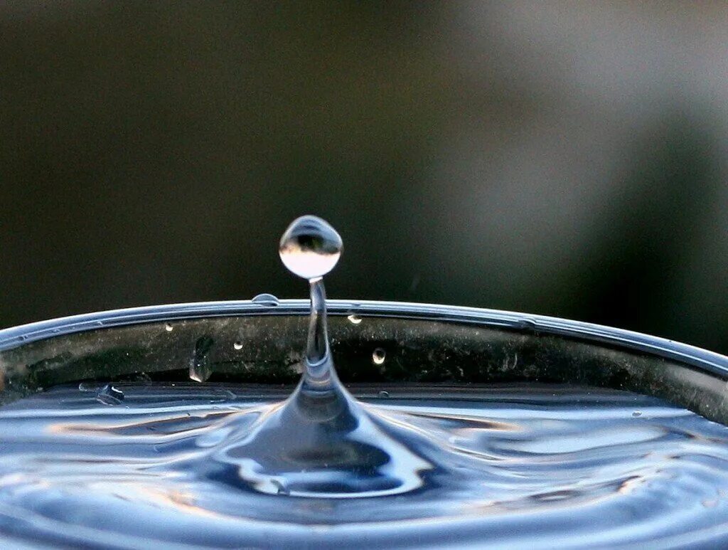 Капля воды. Капелька воды. Красивая капля воды. Капля капает в воду.