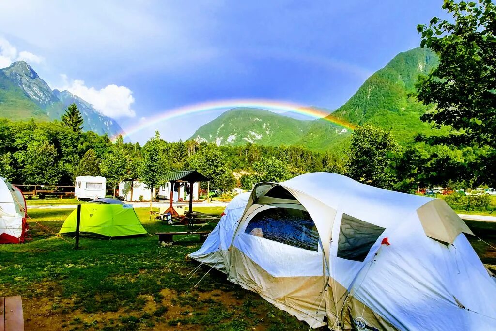 Палаточный лагерь Сочи. Глэмпинг красная Поляна в горах. Палатный лагерь в горах Сочи. Палаточный лагерь в горах. Кемпинг обзор