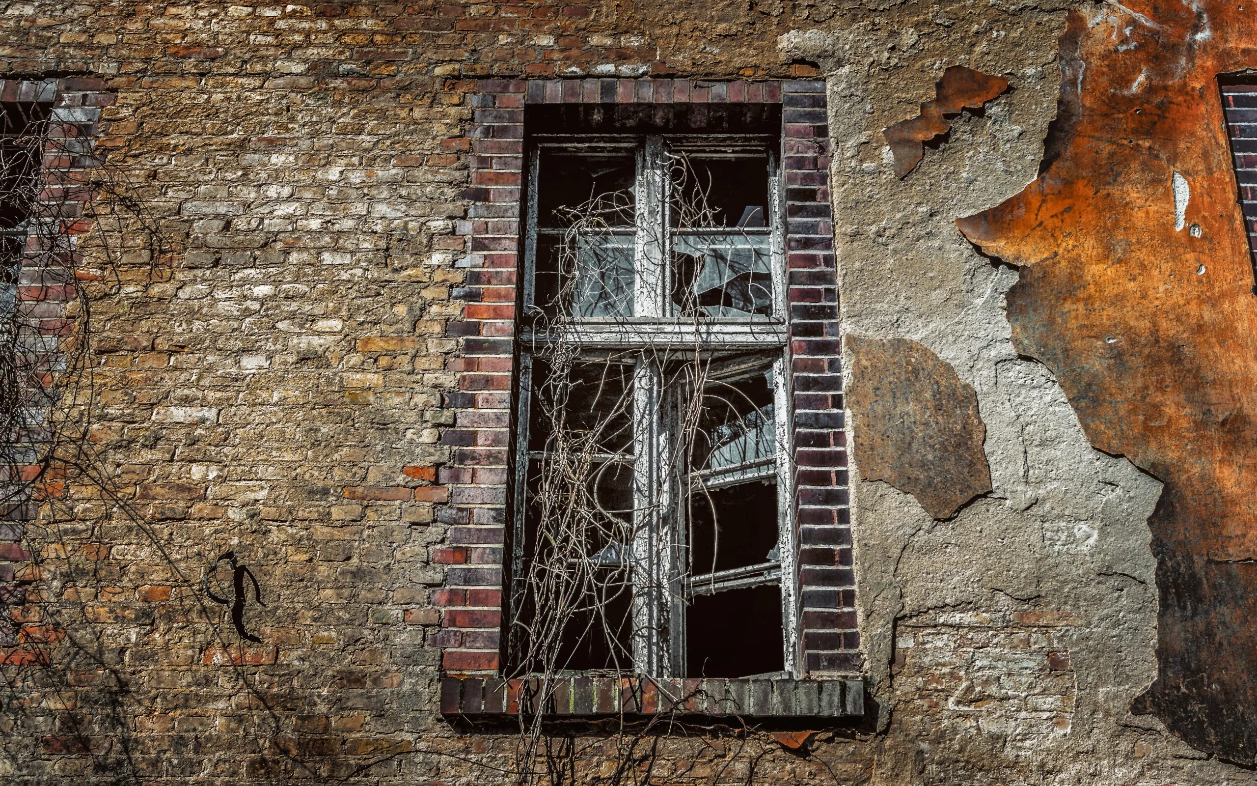 Разрушенное окно. Разрушенная кирпичная стена. Кирпичная стена с окном. Разрушенное кирпичное здание. Заброшенное кирпичное здание.