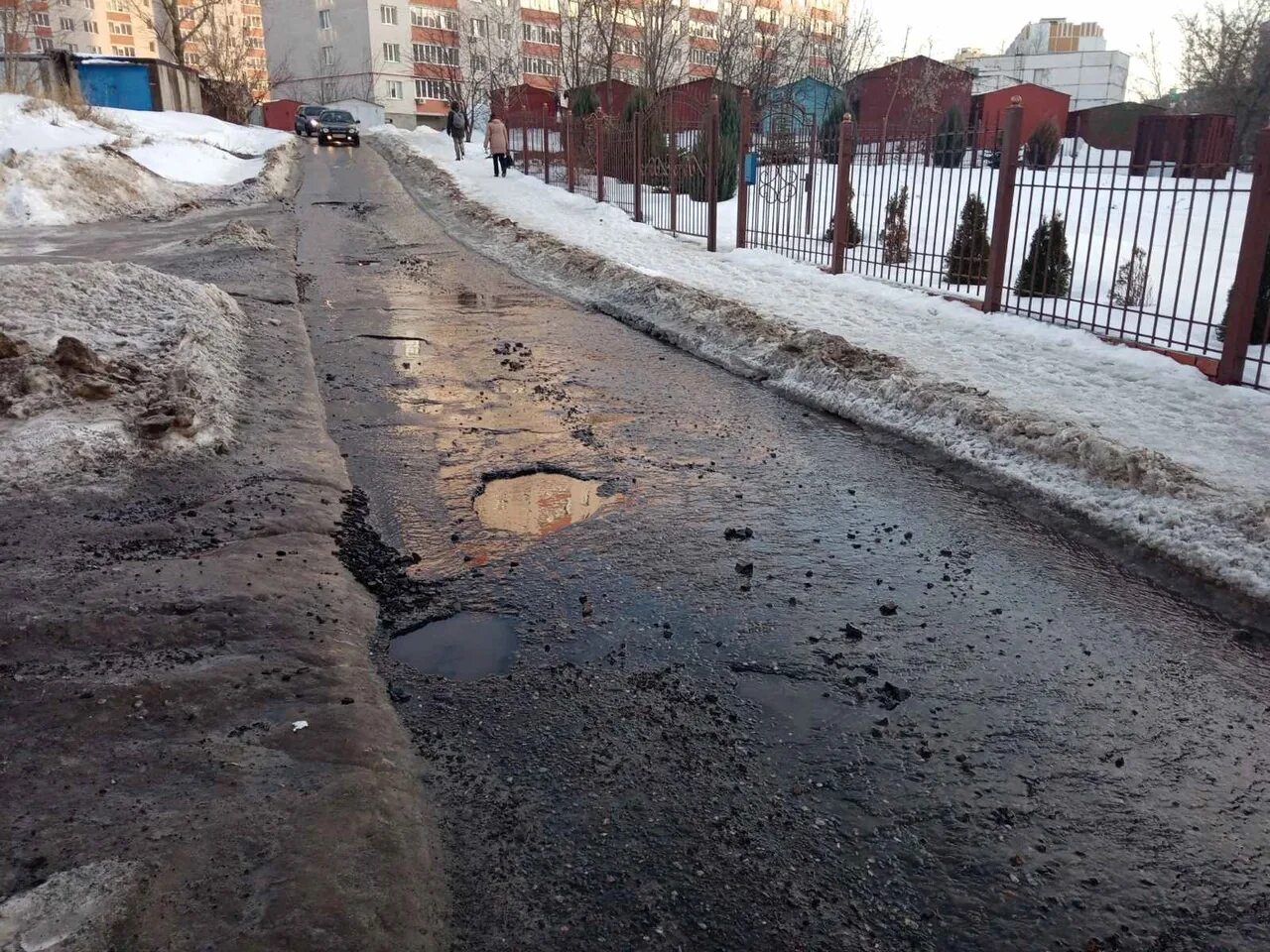 Бутырка на дороге грязный снег. Таяние снега на дорогах. Снег тает на дороге. Тает снег на асфальте. Асфальт растаял.