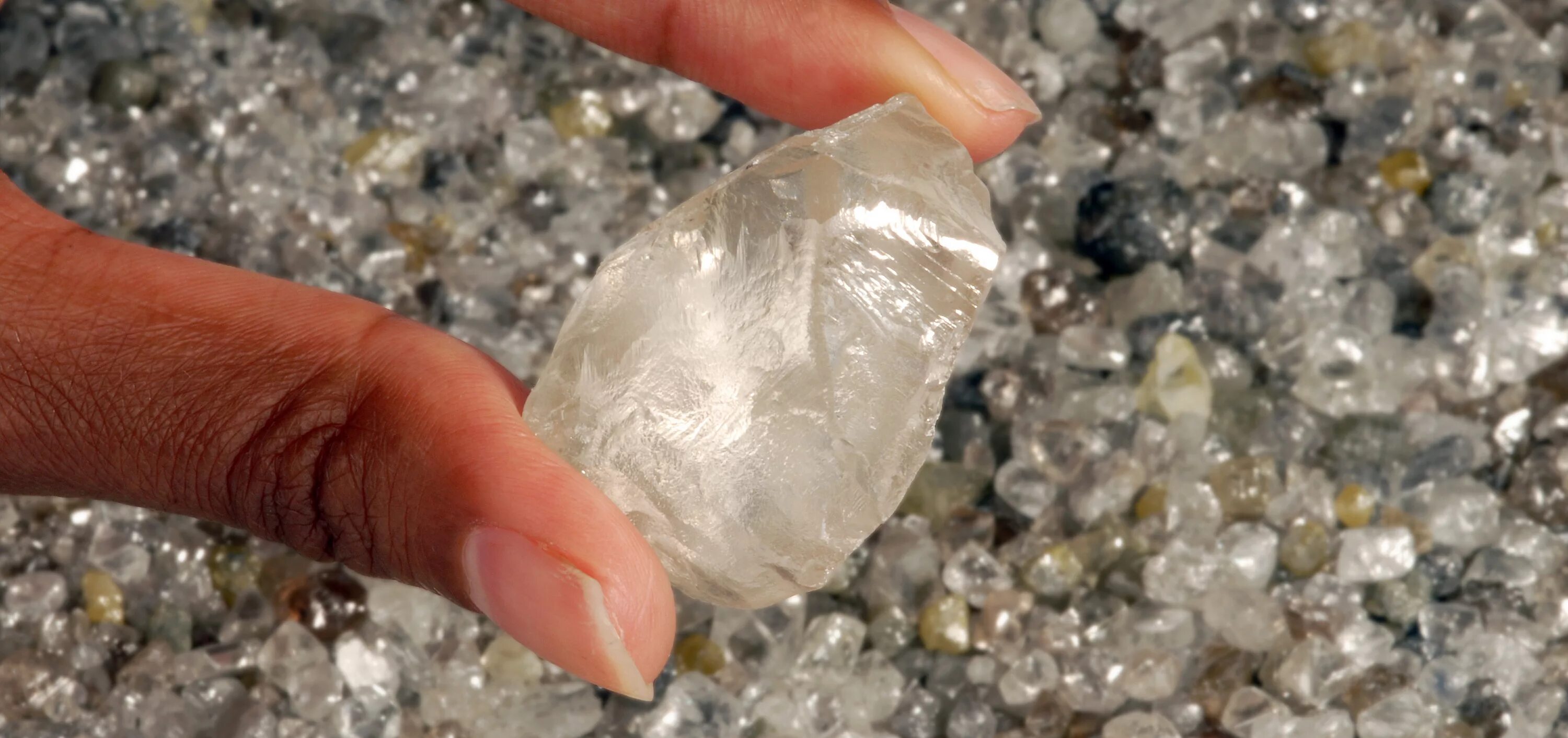 Алмаз неограненный камень. Алмаз минерал необработанный. Алмаз в природе неограненный. Как выглядит катнеп