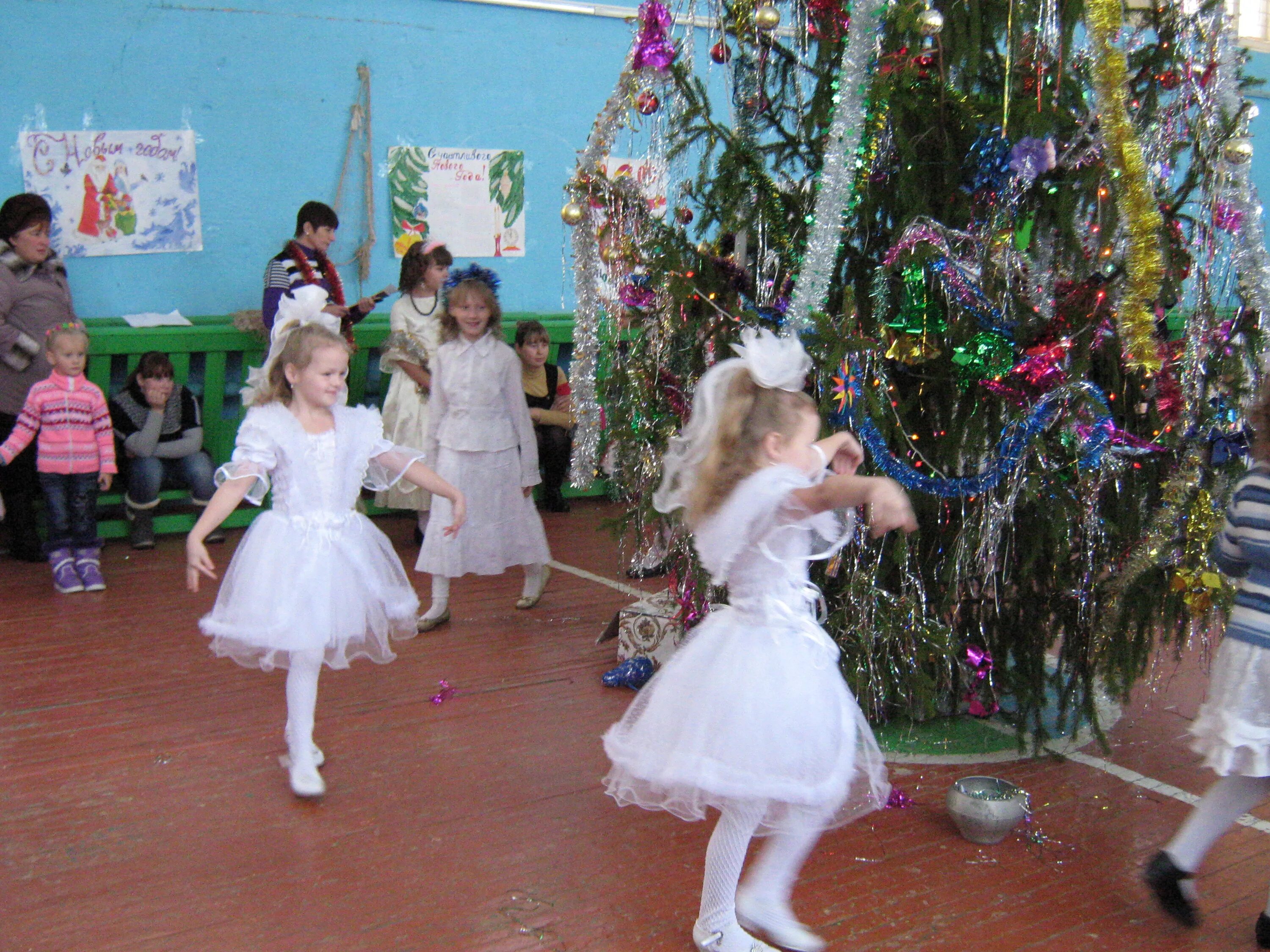 зима хореография. танец снежинок 6 лет. танец снежинок в детском саду. танец снежок средняя группа. красивый танец снежинок с предметами в детском.