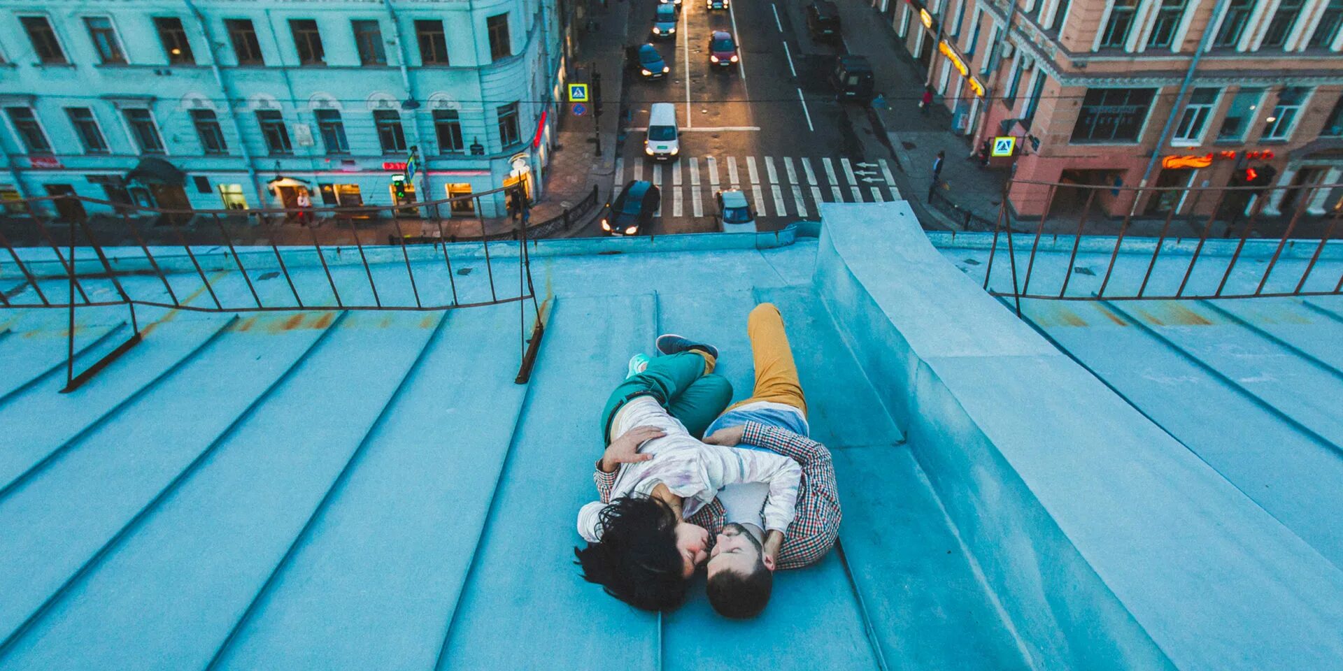Поцелуй на крыше. Романтика на крыше. Питерские крыши. Пара на крыше.