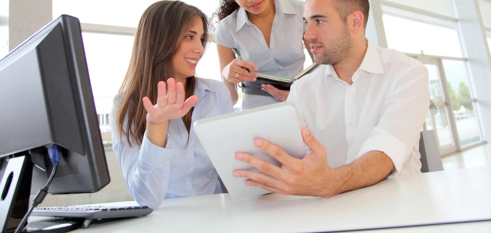 Интервью в офисе. Беседа с клиентом. Торговым предстовитель. Бизнес консультация. Юрист и бухгалтер.